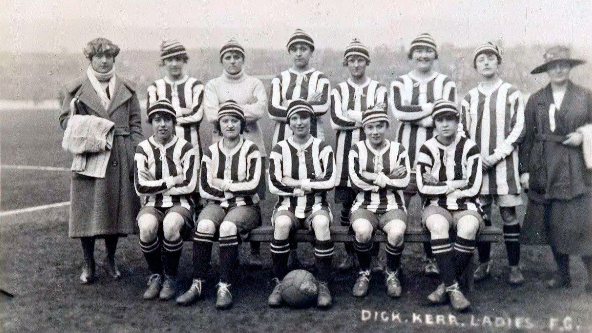 Ketika Perempuan Pekerja Terlalu Hebat di Lapangan Sepakbola