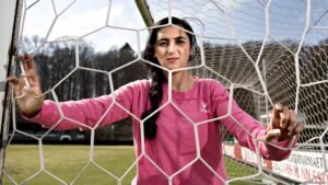 Perempuan yang Terus Bermain Bola Meski Bertaruh Nyawa